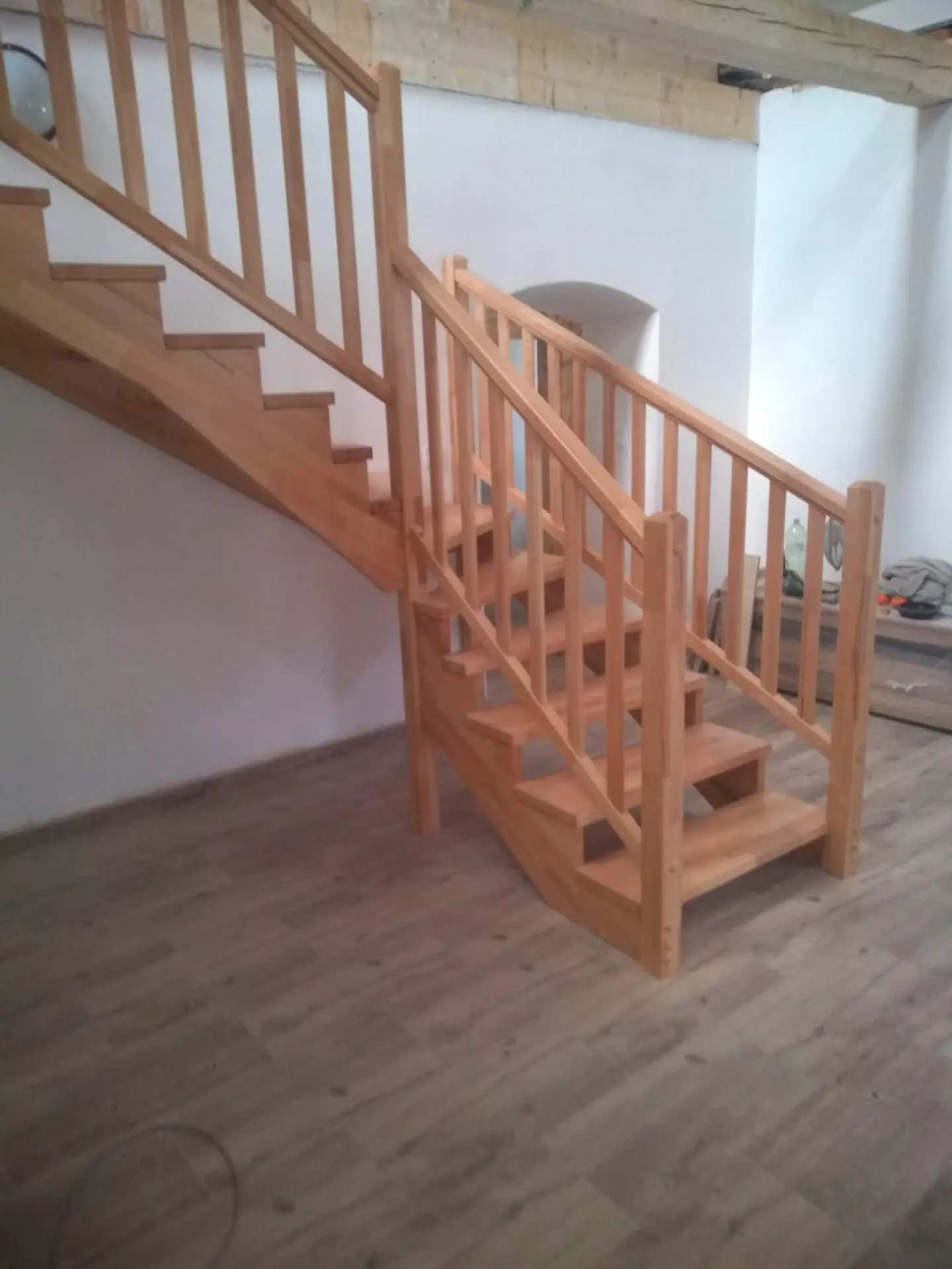 Drevené schody moderný dizajn
