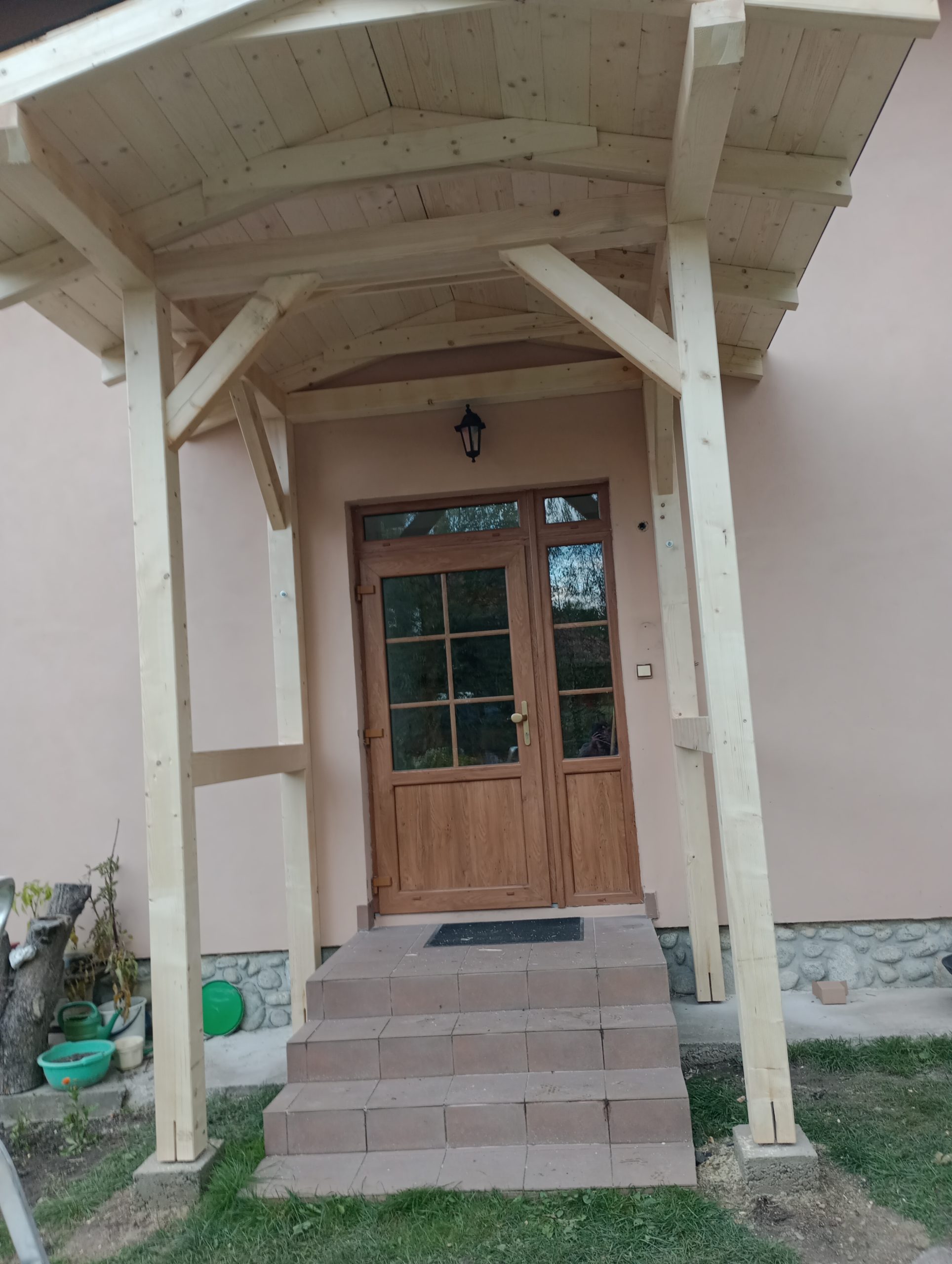 Drevený prístrešok